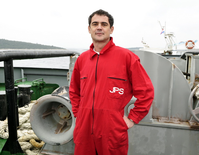 Otok Sit, Kornati, 201109.
Nakon 26 dana od nasukavanja trajekta Marko Polo na otok Sit u Kornatima uz pomoc remorkera JPS-a i dizalice, trajekt je odsukan.
Na fotografiji: Aleksandar Maras sef projekta odsukavanja.
Foto: Niksa Stipanicev / CROPIX