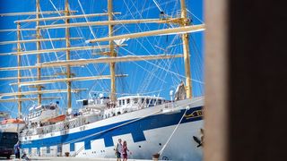 Velicanstveni jedrenjak Royal Clipper na Pozdravu suncu Velicanstveni jedrenjak Royal Clipper na Pozdravu suncu