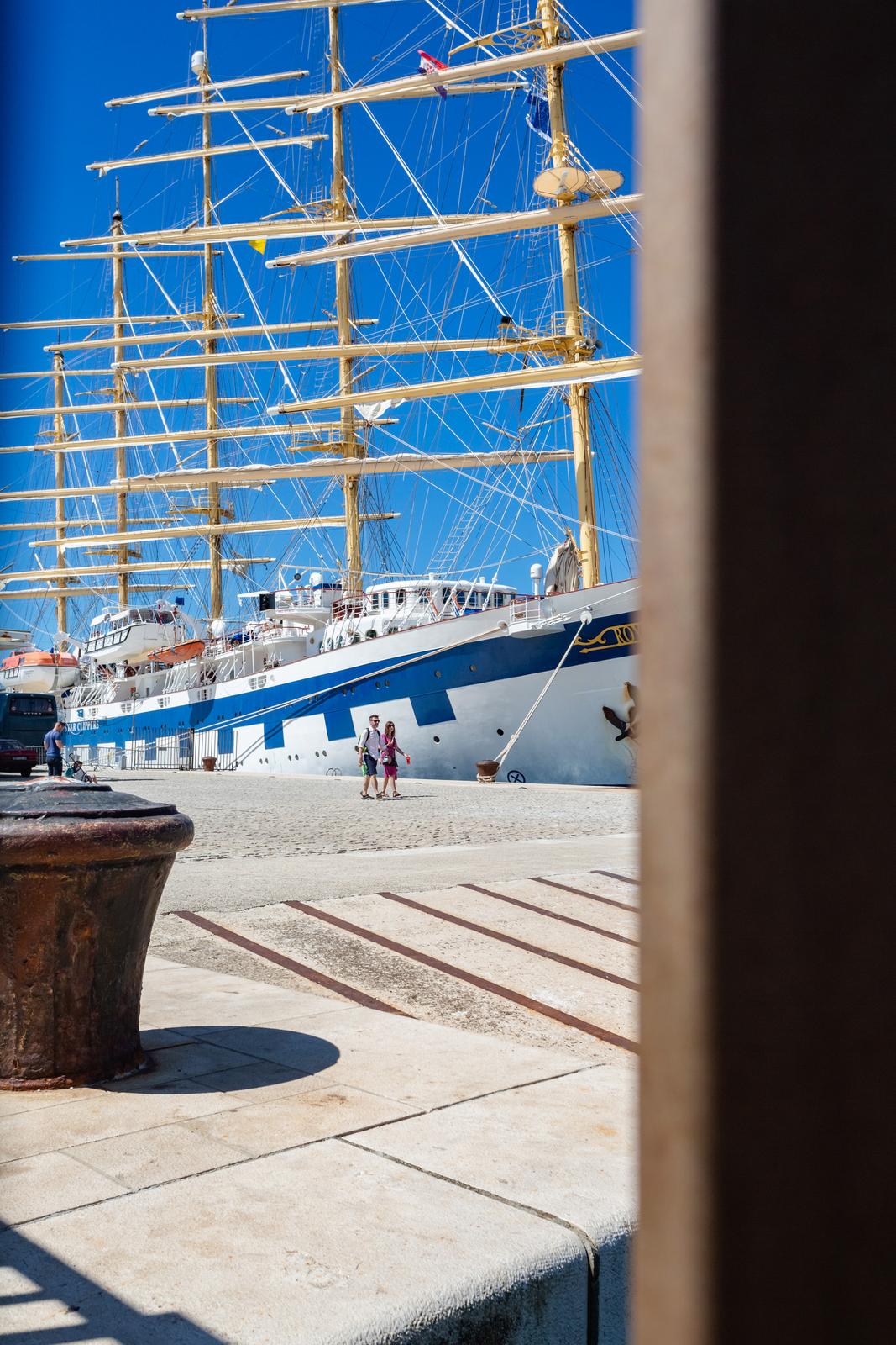 Velicanstveni jedrenjak Royal Clipper na Pozdravu suncu Velicanstveni jedrenjak Royal Clipper na Pozdravu suncu
