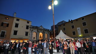 Zadar, 251012.
Zadar je veceras u sklopu obiljezavanja 10. obljetnice Sveucilista u Zadru posjetila Bokeljska mornarica. Prosli su Kalelargom i zaustavili se na Narodnom trgu gdje su ih docekali rektor zadarskog sveucilista Ante Uglesic i gradonacelnik Zv Zadar, 251012.
Zadar je veceras u sklopu obiljezavanja 10. obljetnice Sveucilista u Zadru posjetila Bokeljska mornarica. Prosli su Kalelargom i zaustavili se na Narodnom trgu gdje su ih docekali rektor zadarskog sveucilista Ante Uglesic i gradonacelnik Zv