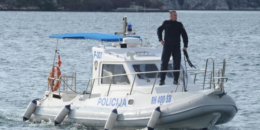 Brod pomorske policije iz Sibenika po povratku sa ophodnje sibenskim akvatorijem. Photo: Hrvoje Jelavic/PIXSELL Autor Hrvoje Jelavic/PIXSELL Ključne riječi ophodnja, pomorska policija, more, brod, policija Brod pomorske policije iz Sibenika po povratku sa ophodnje sibenskim akvatorijem. Photo: Hrvoje Jelavic/PIXSELL Autor Hrvoje Jelavic/PIXSELL Ključne riječi ophodnja, pomorska policija, more, brod, policija