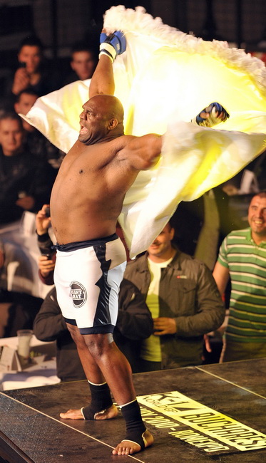 Split, 270310.
Veceras se u Spaladium Areni odrzava spektakl “Obracun u ringu 10” povodom 15-te obljetnice boksackog kluba Pit Bull. Borci ce nastupiti u 17 atraktivnih K1 i MMA ( ultimate fight) borbama.
Na fotografiji: Bob Sapp i Sascha Weinpolter.
Foto