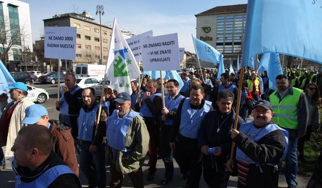 27.02.2014., Zagreb – Clanovi Sindikata zeljeznicara Hrvatske odrzali su prosvjed na Glavnom kolodvoru. Povorka prosvjednika potom se zaputila prema sjedistu uprave HZ Carga, te na Markov trg. Photo:Grgur Zucko/PIXSELL