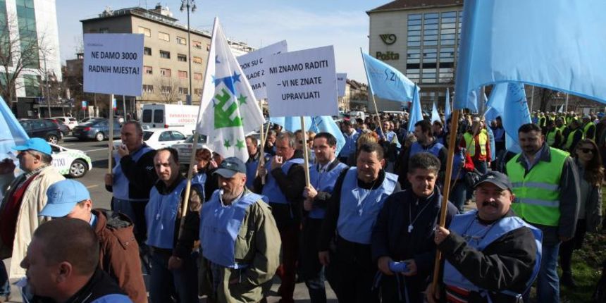 27.02.2014., Zagreb – Clanovi Sindikata zeljeznicara Hrvatske odrzali su prosvjed na Glavnom kolodvoru. Povorka prosvjednika potom se zaputila prema sjedistu uprave HZ Carga, te na Markov trg. Photo:Grgur Zucko/PIXSELL 27.02.2014., Zagreb – Clanovi Sindikata zeljeznicara Hrvatske odrzali su prosvjed na Glavnom kolodvoru. Povorka prosvjednika potom se zaputila prema sjedistu uprave HZ Carga, te na Markov trg. Photo:Grgur Zucko/PIXSELL
