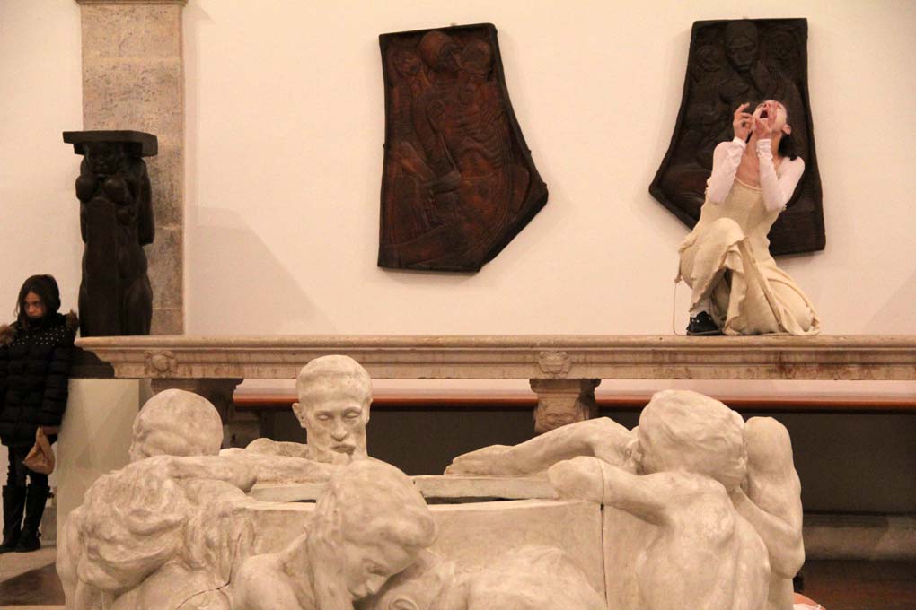 Glazbeno-plesni performans “Ona koja nosi”, foto: Iva Perinčić Glazbeno-plesni performans “Ona koja nosi”, foto: Iva Perinčić