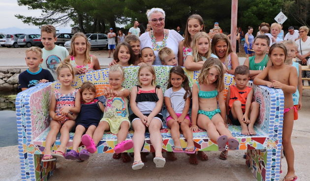 I Sestrunj dobio unikatnu mozaik-klupu autorice Božice Boške Kliman