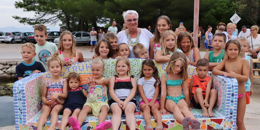 I Sestrunj dobio unikatnu mozaik-klupu autorice Božice Boške Kliman