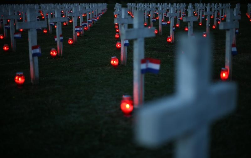 U Vukovaru su upaljene svijeće za poginule hrvatske branitelje i civile na Memorijalnom groblju žrtava iz Domovinskog rata. Photo: Petar Glebov/PIXSELL U Vukovaru su upaljene svijeće za poginule hrvatske branitelje i civile na Memorijalnom groblju žrtava iz Domovinskog rata. Photo: Petar Glebov/PIXSELL