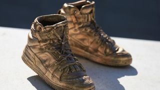 Brončane tenisice Dražena Petrovića postavljene na istoimeni šibenski trg, Foto: Duško Jaramaz/PIXSELL