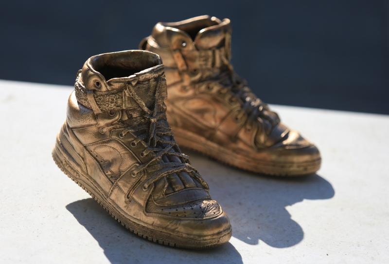 Brončane tenisice Dražena Petrovića postavljene na istoimeni šibenski trg, Foto: Duško Jaramaz/PIXSELL