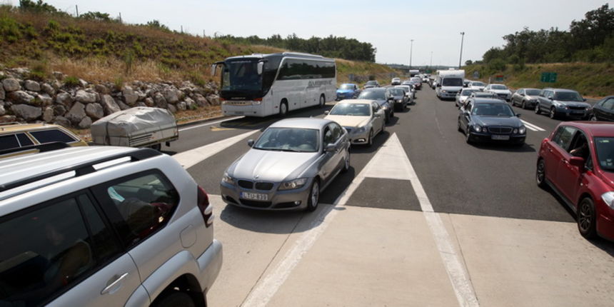 Zadar, 230712.
Orkanska bura otezava promet diljem jadranske obale. Velike guzve stvorile su se na autocesti te na prilazu paskom mostu. 
Foto: Jure Miskovic / CROPIX