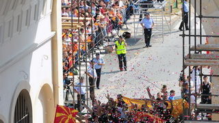 Skopje, 190911.
Unatoc jucerasnjem porazu u borbi za broncu, Makedonska kosarkarska reprezentacija je bila docekana na velicanstven nacin danas u Skoplju. Nekoliko desetak tisuca gradjana su na trgu Makedonija u Skoplju pozdravili makedonske heroje.
Foto Skopje, 190911.
Unatoc jucerasnjem porazu u borbi za broncu, Makedonska kosarkarska reprezentacija je bila docekana na velicanstven nacin danas u Skoplju. Nekoliko desetak tisuca gradjana su na trgu Makedonija u Skoplju pozdravili makedonske heroje.
Foto