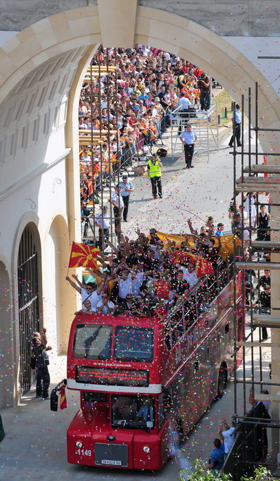 Skopje, 190911.
Unatoc jucerasnjem porazu u borbi za broncu, Makedonska kosarkarska reprezentacija je bila docekana na velicanstven nacin danas u Skoplju. Nekoliko desetak tisuca gradjana su na trgu Makedonija u Skoplju pozdravili makedonske heroje.
Foto Skopje, 190911.
Unatoc jucerasnjem porazu u borbi za broncu, Makedonska kosarkarska reprezentacija je bila docekana na velicanstven nacin danas u Skoplju. Nekoliko desetak tisuca gradjana su na trgu Makedonija u Skoplju pozdravili makedonske heroje.
Foto