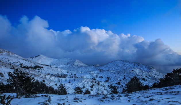 Biokovo, 100213.
Veljaca prevrtnjaca, kako se u narodu naziva, danas je pokazala svu prevrtljivost donijevsi odjednom snijeg na podrucje od Sibenika do Dubrovnika.
Planina Biokovo bila je idealno mjesto za promatranje zalaza sunca i zvijezda, te netaknuto