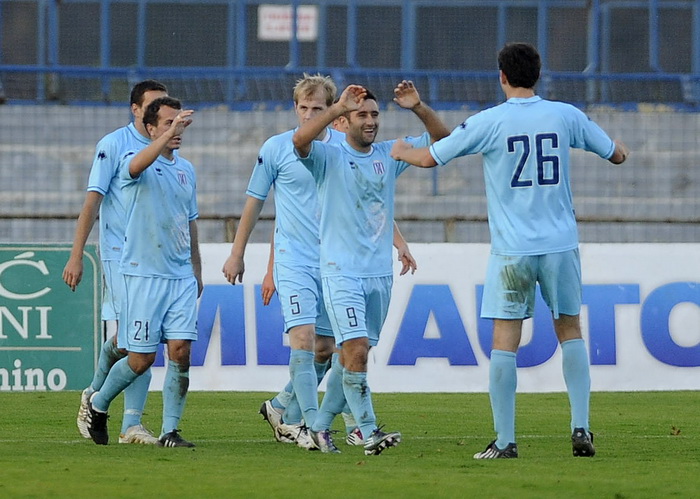 Karlovac, 051111.
Igraliste Branko Cavlovic Cavlek.
Nogometna utakmica 14.kola 1.HNL izmedju NK Karlovac i NK Zadar.
Na slici: slavlje Karlovca, Enes Novinic – drugi gol.
Foto: Damir Krajac / CROPIX