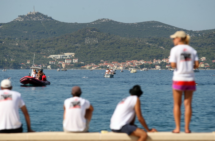 Zadar, 040812.
Jutros je u organizaciji plivackog kluba Zadar odrzan 40. plivacki maraton Preko – Zadar. Ukupno je prijavljeno 94 maratonca od kojih je 64 iz Zadra, a cak njih 28 je mladjih od 15 godina.
Foto: Jure Miskovic / CROPIX Zadar, 040812.
Jutros je u organizaciji plivackog kluba Zadar odrzan 40. plivacki maraton Preko – Zadar. Ukupno je prijavljeno 94 maratonca od kojih je 64 iz Zadra, a cak njih 28 je mladjih od 15 godina.
Foto: Jure Miskovic / CROPIX