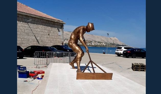 Postavljen kip Solar u spomen na stoljetnu proizvodnju soli u Pagu