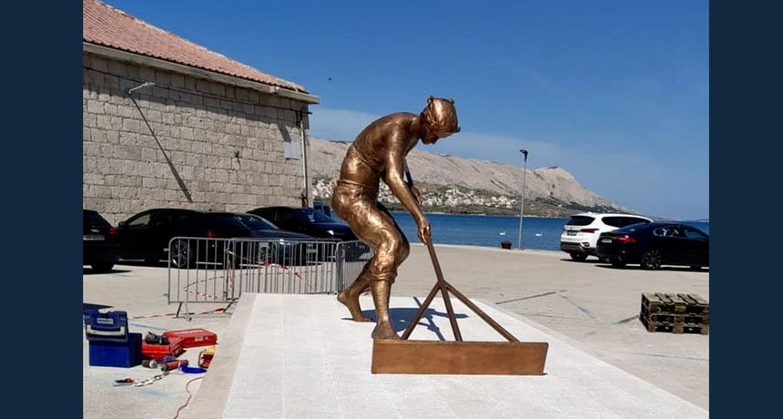 Postavljen kip Solar u spomen na stoljetnu proizvodnju soli u Pagu Postavljen kip Solar u spomen na stoljetnu proizvodnju soli u Pagu