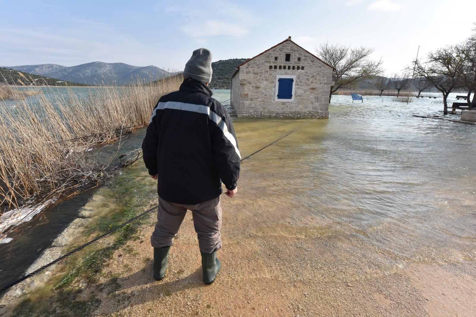 Nezapamćeno visoka razina vodostaja Vranskog jezera Nezapamćeno visoka razina vodostaja Vranskog jezera