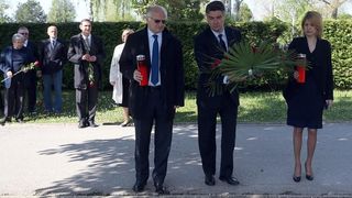 Izaslanstvo SDP-a položilo vijence prvom predsjedniku stranke Ivici Račanu Izaslanstvo SDP-a položilo vijence prvom predsjedniku stranke Ivici Račanu