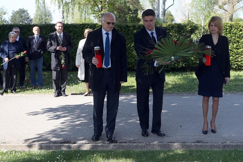 Izaslanstvo SDP-a položilo vijence prvom predsjedniku stranke Ivici Račanu Izaslanstvo SDP-a položilo vijence prvom predsjedniku stranke Ivici Račanu