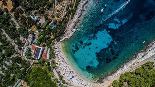 Spektakularan pogled iz zraka na uvalu i otočić Pokonji Dol kod Hvara