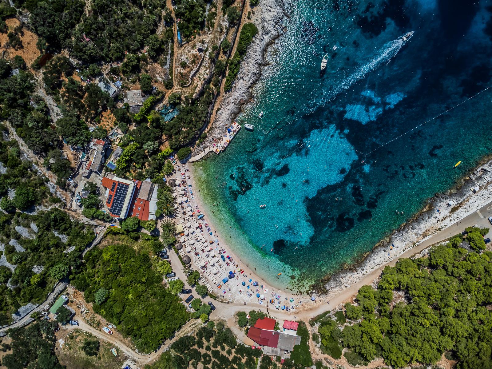 Spektakularan pogled iz zraka na uvalu i otočić Pokonji Dol kod Hvara