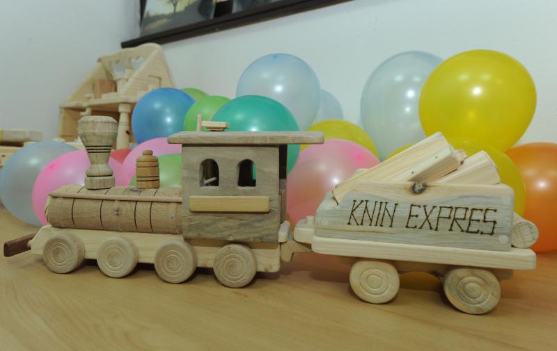 05.02.2014., Knin – Po prvi puta je u gradu otvorena je besplatna knjiznica djecjih igracaka. Projekt su osmislile clanice Ekoudruga Krka-Knin na celu sa Ingom Kukolj i Marijom Ujakovic. Jedini uvjet za uclanjenje u knjiznicu je da djeca donesu neku svo