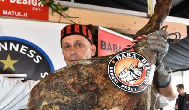 Drniški pršut u lovu na Guinnessovu knjigu rekorda. Photo: Duško Marušić/Pixsell