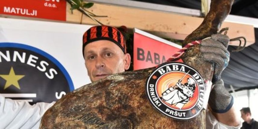 Drniški pršut u lovu na Guinnessovu knjigu rekorda. Photo: Duško Marušić/Pixsell