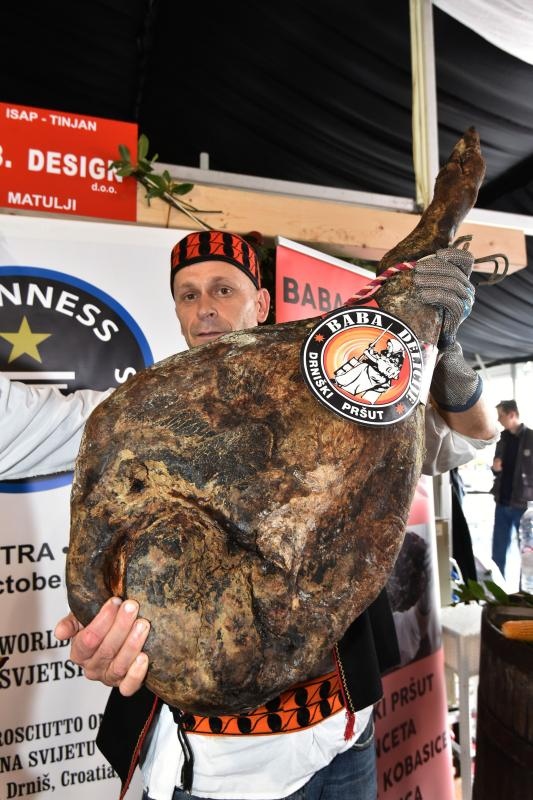 Drniški pršut u lovu na Guinnessovu knjigu rekorda. Photo: Duško Marušić/Pixsell Drniški pršut u lovu na Guinnessovu knjigu rekorda. Photo: Duško Marušić/Pixsell