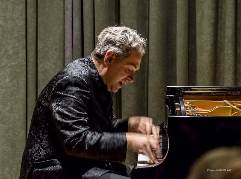 LOvro Pogorelić: “Kavalir za klavirom” u Svečanoj dvorani Sveučilišta u Zadru LOvro Pogorelić: “Kavalir za klavirom” u Svečanoj dvorani Sveučilišta u Zadru