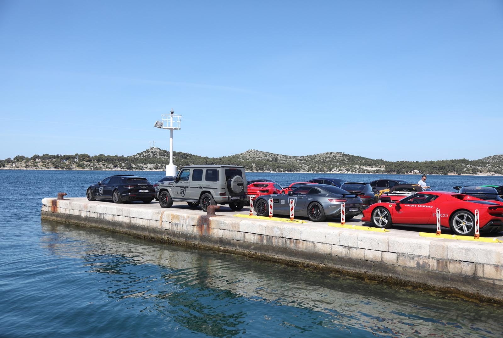 Šibenik: Sportski automobili u sklopu projekta “Pink Wing” zaposjeli gradsku rivu