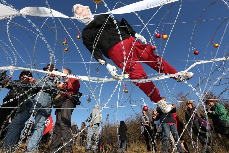 Na granicnom prijelazu Lucija-Brezovica odrzan je veliki prosvjed protiv slovenske zilet zice pod nazivom Protiv zice i za humanu Europu. Na granicnom prijelazu Lucija-Brezovica odrzan je veliki prosvjed protiv slovenske zilet zice pod nazivom Protiv zice i za humanu Europu.