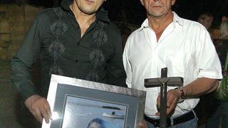 Zadar, 010709.
Stephan Lupino otvorio je veceras izlozbu fotografija u Kapetanovoj kuli na trgu Pet bunara. 
Na fotografiji: Zeljko Dilber (desno) umirovljeni bojnik Hrvatske vojske koji je u ime generala Ante Gotovine primio sliku i kriz od Stephana Lupi