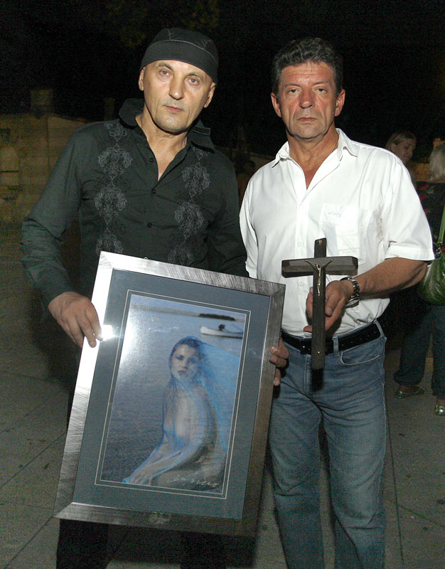 Zadar, 010709.
Stephan Lupino otvorio je veceras izlozbu fotografija u Kapetanovoj kuli na trgu Pet bunara. 
Na fotografiji: Zeljko Dilber (desno) umirovljeni bojnik Hrvatske vojske koji je u ime generala Ante Gotovine primio sliku i kriz od Stephana Lupi