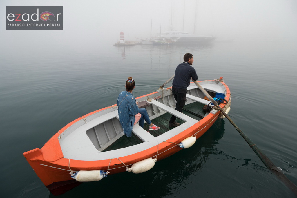 Đir po maglovitom gradu 16. listopada 2017. Barkajol, magla Đir po maglovitom gradu 16. listopada 2017. Barkajol, magla
