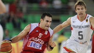 Bydgoszcz, 150909.
Dvorana Sport Arena Luczniczka.
Europsko prvenstvo u kosarci u Poljskoj, drugi krug natjecanja po skupinama 3. kolo grupe E, utakmica izmedju Hrvatske i Njemacke odlucujuca za ulazak u cetvrtfinale.
Na slici: Popovic i Schaffartzik.
Fot