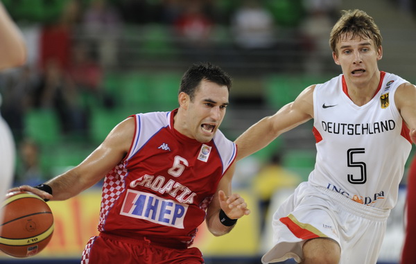 Bydgoszcz, 150909.
Dvorana Sport Arena Luczniczka.
Europsko prvenstvo u kosarci u Poljskoj, drugi krug natjecanja po skupinama 3. kolo grupe E, utakmica izmedju Hrvatske i Njemacke odlucujuca za ulazak u cetvrtfinale.
Na slici: Popovic i Schaffartzik.
Fot