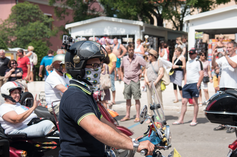 Spektakularni defile vespaša, foto: Vinko Pešić Spektakularni defile vespaša, foto: Vinko Pešić