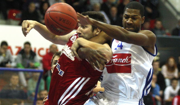 Zagreb, 071112.KC Drazen Petrovic.Kosarkaska utakmica Eurokupa skupina G 1.kolo Cibona – Spartak ( Sankt Petersburg ) 56 – 64Na slici: Nikita Kurbanov 41, Darryl Strawberry 24.Foto: Nenad Dugi / CROPIX