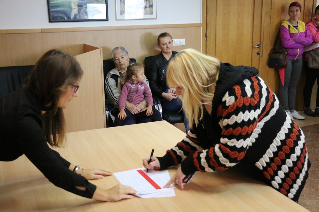 Vir: Dodjela materijalne pomoći roditeljima za nabavku udžbenika i školske opreme Vir: Dodjela materijalne pomoći roditeljima za nabavku udžbenika i školske opreme