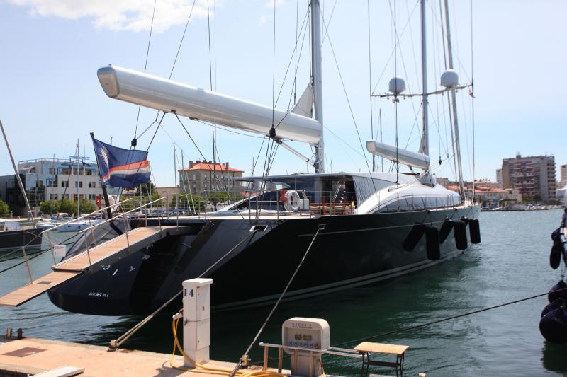 27.06.2013., Zadar – Luksuzna jahta u vlasnistvu medijskog magnata Ruperta Murdocha nalazi se usidrena u zadarskoj marini. Brod je dugacak 68 metara, glavni jarbol je iste visine. Cijena najma ove jahte na tjedan je 295.000 eura, odnosno 2,2 milijuna ku 27.06.2013., Zadar – Luksuzna jahta u vlasnistvu medijskog magnata Ruperta Murdocha nalazi se usidrena u zadarskoj marini. Brod je dugacak 68 metara, glavni jarbol je iste visine. Cijena najma ove jahte na tjedan je 295.000 eura, odnosno 2,2 milijuna ku