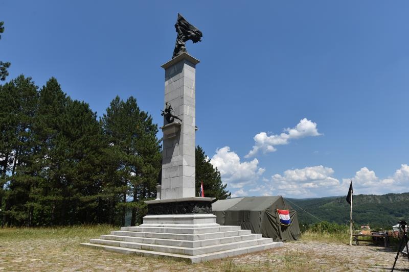 Ugljan: Kod spomenika borcima palim u NOB-u HASP podigao šator