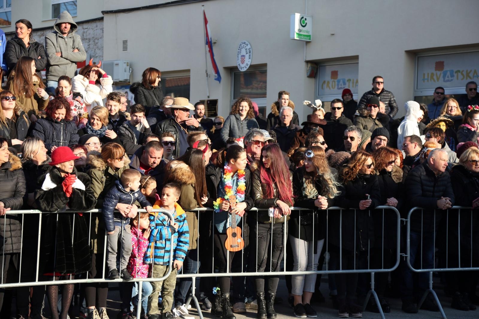 Murter: Maškarana povorka Velike Bake