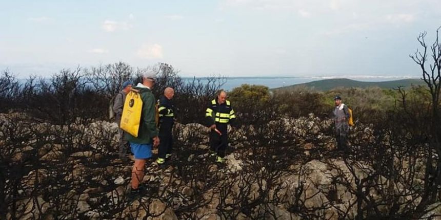 Udar groma izazvao požar na najvišem vrhu Rivnja! Udar groma izazvao požar na najvišem vrhu Rivnja!