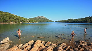 Dugi otok, 260609.
Dugi otok je jedva 1,5 sat udaljen od Zadra, jedan je od skrivenih Jadransih bisera. Sa raznolikom prirodom i plazama, cistim morem, on je namjenjen gostima koji vise cijene prirodu od zabave.
Na slici: geomorfoloski fenomen u parku Pri