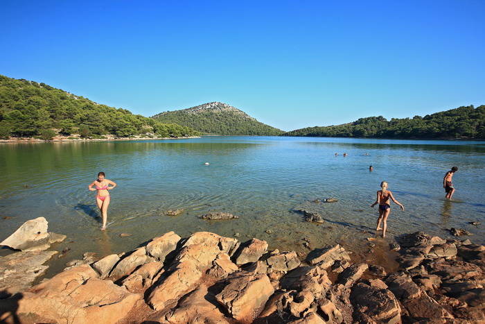 Dugi otok, 260609.
Dugi otok je jedva 1,5 sat udaljen od Zadra, jedan je od skrivenih Jadransih bisera. Sa raznolikom prirodom i plazama, cistim morem, on je namjenjen gostima koji vise cijene prirodu od zabave.
Na slici: geomorfoloski fenomen u parku Pri