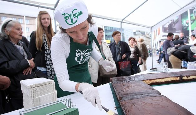 Tortom u obliku slova ‘v’ prijatelji životinja obilježili Svjetski dan veganstva, Foto: Luka Stanzl/PIXSELL