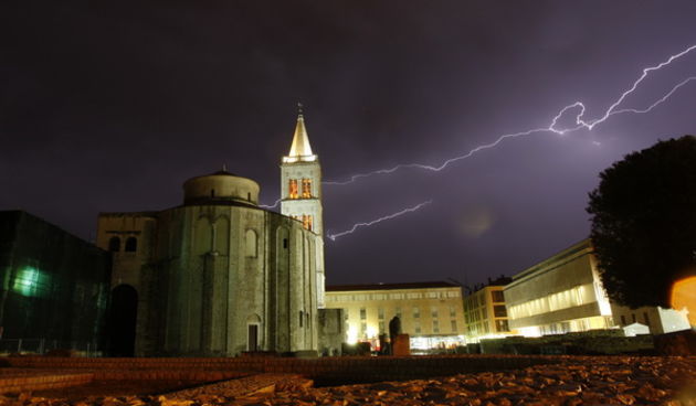 Zadar, 150909.Sinoc je zadarsko podrucje dohvatilo nevrijeme. Jaka grmljavina i obilna kisa koja je poplavila veliki broj ulica. Munje povrh zvonika Sv. Stosije i crkva Sv. Donata.Foto: Jure Miskovic / CROPIX